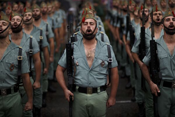 أفراد وحدة لاغيون في الجيش الاسباني، خلال مراسم الاحتفال بعيد ديا دي لا هيسبانيداد، 12 أكتوبر/ تشرين الأول 2016 - سبوتنيك عربي
