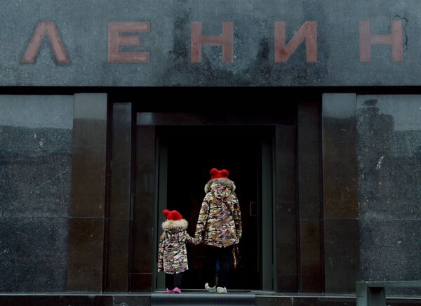 أطفال يقفون أمام مدخل متحف لينين على الساحة الحمراء في موسكو، 11 أكتوبر/ تشرين الأول 2016 - سبوتنيك عربي