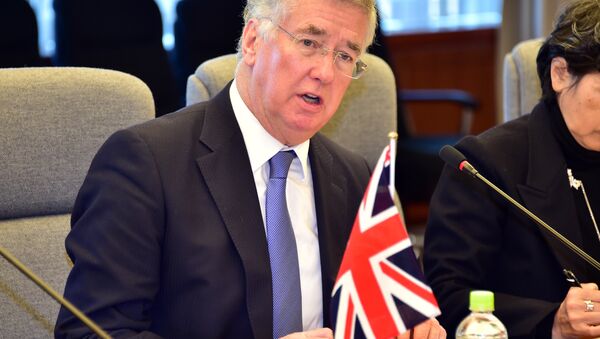 British Defence Secretary Michael Fallon talks with his Japanese counterpart Gen Nakatani at the defence ministry in Tokyo on January 9, 2016 - سبوتنيك عربي