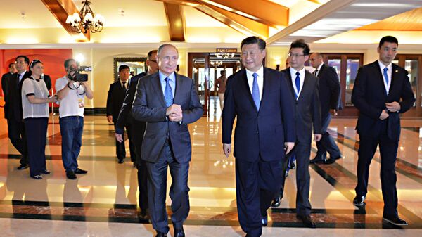 الرئيس الروسي فلاديمير بوتين والرئيس الصيني شي جين بينغ خلال قمة بريكس في الهند - سبوتنيك عربي