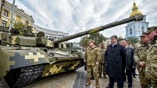 بيوتر بوروشينكو يتفقد أسلحة الجيش الأوكراني - سبوتنيك عربي