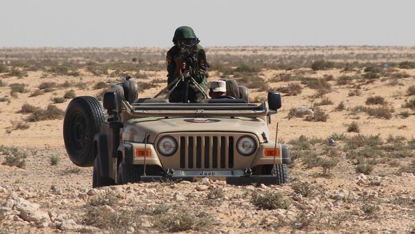 جندي على سيارة خلال تدريبات مكافحة الإرهاب الثنائية حماة الصداقة 2016 - سبوتنيك عربي