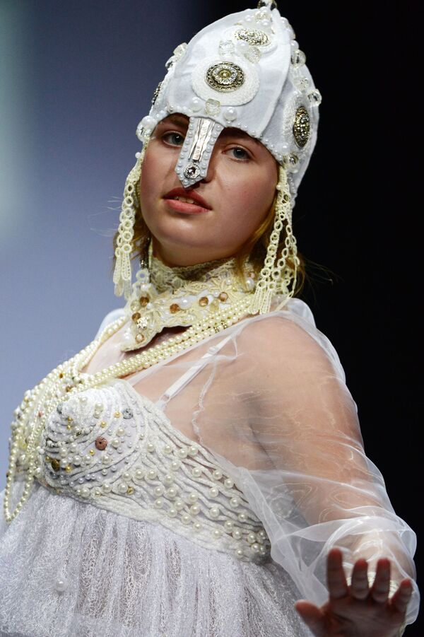 عارضة أزياء خلال عرضأسبوع الموضة في موسكو تحت عنوان صُنع في روسيا. - سبوتنيك عربي