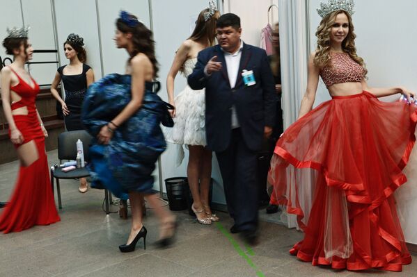 عارضات أزياء قبيل بدء عرضأسبوع الموضة في موسكو تحت عنوان صُنع في روسيا. - سبوتنيك عربي