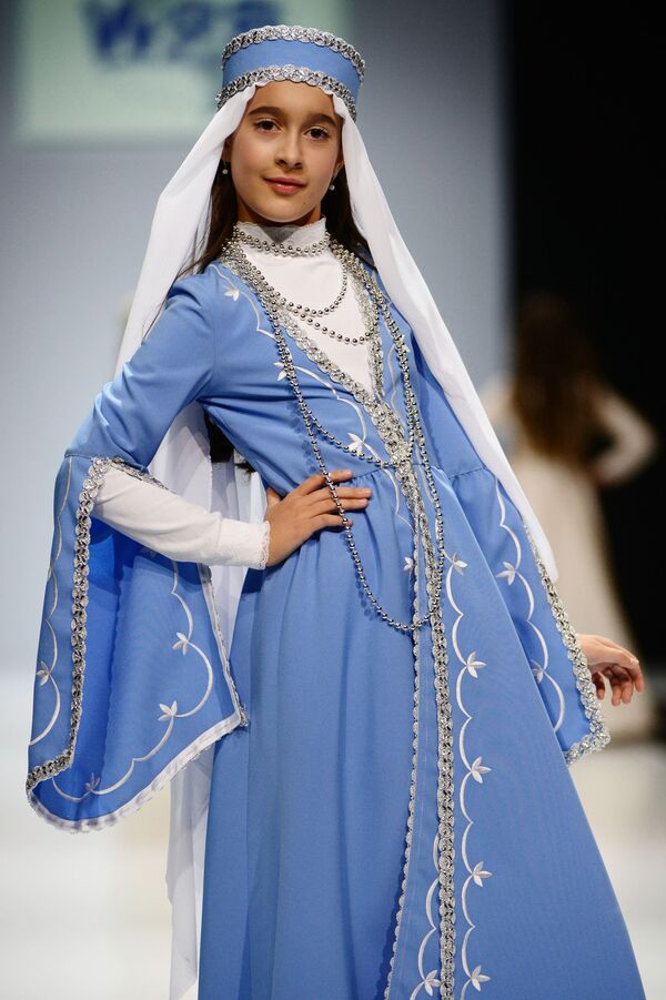 عارضة أزياء خلال عرض أسبوع الموضة في موسكو تحت عنوان صُنع في روسيا. - سبوتنيك عربي