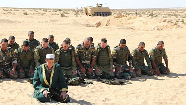 جندي روسي يقيم الصلاة - سبوتنيك عربي
