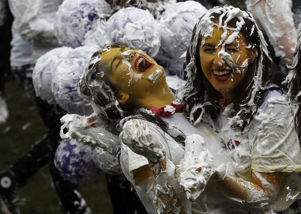الطلاب خلال حفل الرغوة التقليدي في اسكتلندا - سبوتنيك عربي