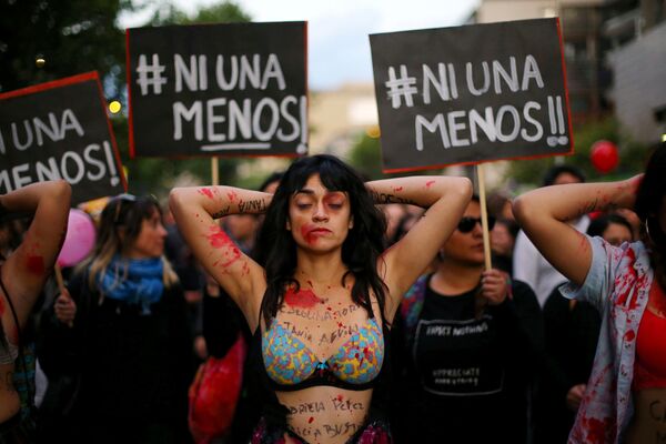 فتاة أثناء احتجاجات حاشدة ضد عدم المساواة بين الجنسين في سانتياغو - سبوتنيك عربي