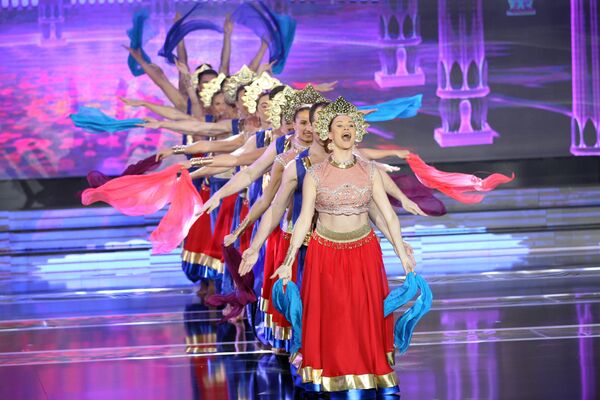 فرق الرقص خلال مسابقة ملكة جمال لبنان لعام 2016، بيروت 22 أكتوبر/ تشرين الأول 2016 - سبوتنيك عربي