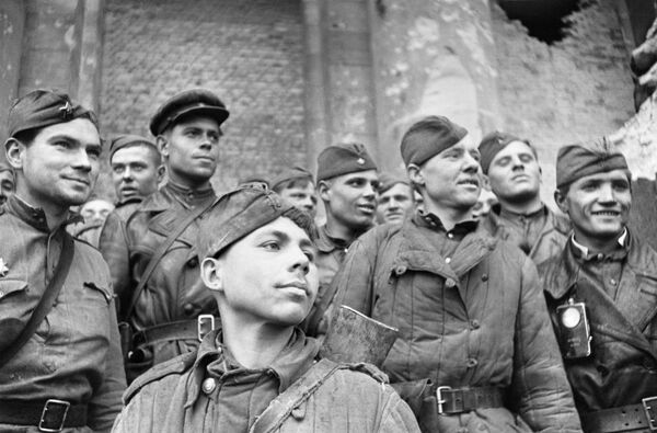 جنود القوات الخاصة السوفيتية التي اقتحجمت مبنى الرايخستاغ ببريلين عام 1945 خلال الحرب الوطنية العظمى (1940-1945) - سبوتنيك عربي
