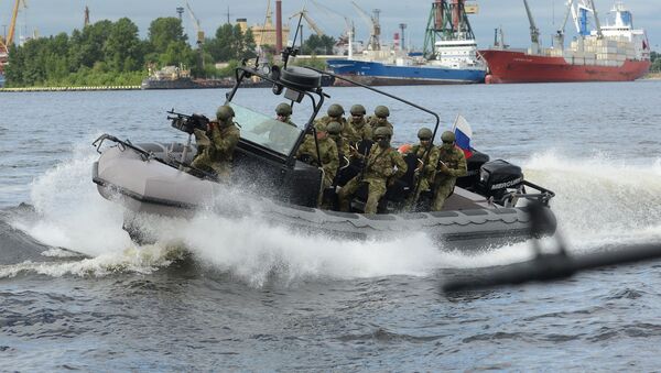 أفراد القوات الخاصة الروسية خلال مراسم افتتاح العرض الدولي الـ 7  للدفاع البحري في سانت بطرسبرع - سبوتنيك عربي