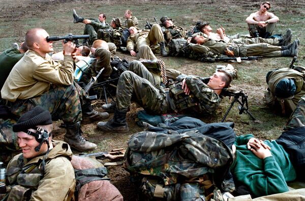 أفراد القوات الخاصة الروسية التابعة لفرقة الاستطلاع في جمهورية الشيشان خلال الاستراحة في شمال القوقاز. - سبوتنيك عربي