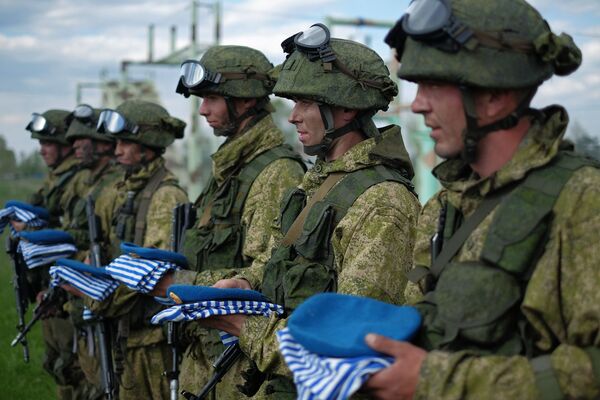 أفراد القوات الخاصة الروسية يحملون القبعات الزرقاء بعد اجتياز اختبارات ونيلهم أحقية ارتدائها في إقليم سمارسكايا - سبوتنيك عربي