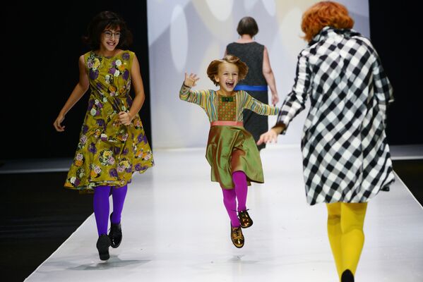 أسبوع الموضة في موسكو - عرض مجموعة صُنع في روسيا ذات تصاميم بلمسة فولكلورية - سبوتنيك عربي