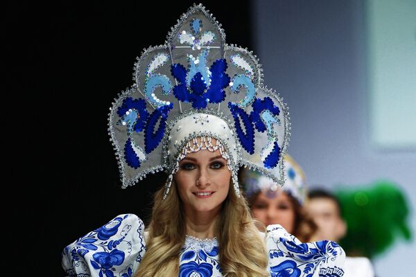 أسبوع الموضة في موسكو - عرض مجموعة صُنع في روسيا ذات تصاميم بلمسة فولكلورية - سبوتنيك عربي