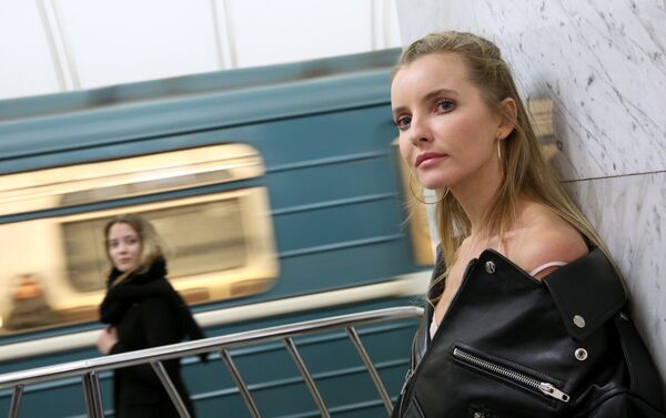 تحولت محطة مترو أنفاق دوستويفسكي بالعاصمة موسكو إلى منصة لعرض مجموعة أزياء للمصمم الروسي ألكسندر تيريخوف. - سبوتنيك عربي
