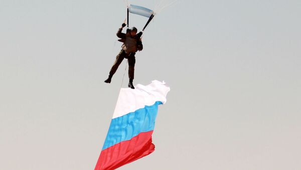 رفع العلم الروسى فى السماء المصرية خلال مناورات حماه الصداقة - سبوتنيك عربي