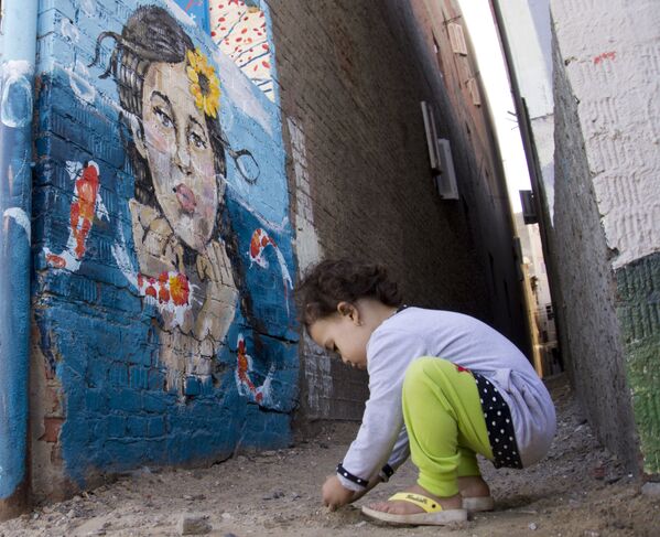 طفلة تلعب خلال معرض اللوحات الفنية في برلس - سبوتنيك عربي