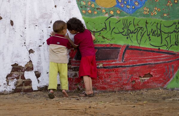 أطفال يلعبون خلال المعرض الفني - سبوتنيك عربي