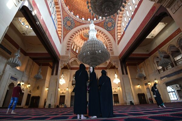 نساء داخل مسجد محمد الأمين وسط مدينة بيروت - سبوتنيك عربي