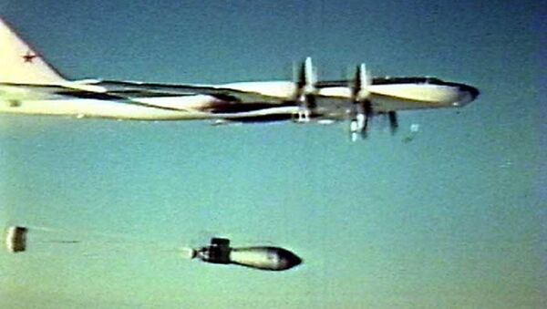 لحظة إلقاء القنبلة من قاذفة القنابل الاستراتيجية من طراز تو-95 ف، - سبوتنيك عربي
