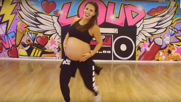 حامل في شهرها التاسع تذهل الإنترنت برقصها - سبوتنيك عربي