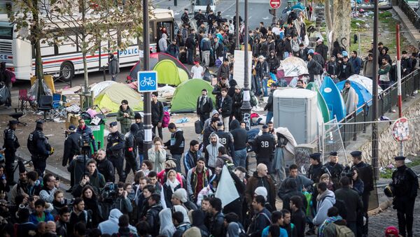 الشرطة الفرنسية تطرد اللاجئين من باريس - سبوتنيك عربي