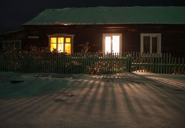 منزل وسط ثلج كثيف في قرية بيريزوفكا بمقاطعة تومسك - سبوتنيك عربي