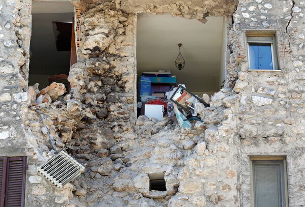 ركام منزل بعد زلزال ضرب مدينة نورسيا، إيطاليا 30 أكتوبر/ تشرين الأول 2016 - سبوتنيك عربي