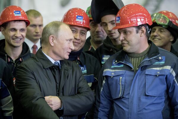 الرئيس الروسي فلاديمير بوتين خلال اجتماعه  بالعمال في جمعية لإنشاء السفن بأستراخان - سبوتنيك عربي