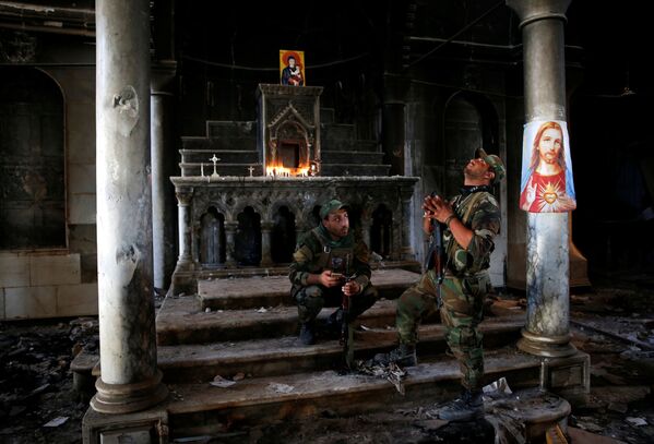 القوات العراقية المسيحية تحضر أول خدمة كنسية بعد تحرير كنيسة بالقرب من الموصل، 30 أكتوبر/ تشرين الأول 2016 - سبوتنيك عربي
