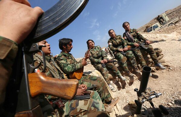 الكتيبة الكردية الإيرانية للنساء خلال مواجتهن لتنظيم داعش في محيط مدينة الموصل بالعراق - سبوتنيك عربي