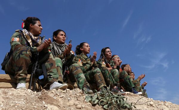 الكتيبة الكردية الإيرانية للنساء خلال مواجتهن لتنظيم داعش في محيط مدينة الموصل بالعراق - سبوتنيك عربي