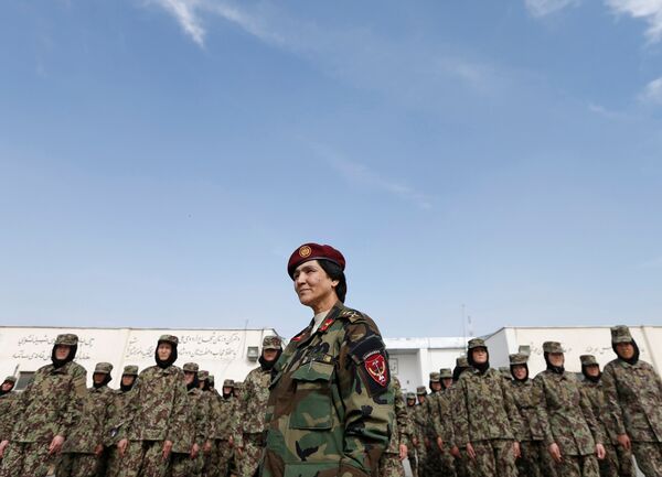 كتيبة النساء التابعة لقوات الجبش الوطني الأفغانية - قائدة الكتيبة برتية المقدّم في الجيش كوبرا طنه، 45 عاماً، في مركز كابول للتدريبات العسكرية، أفغانستان 26 أكتوبر/ تشرين الأول 2016 - سبوتنيك عربي