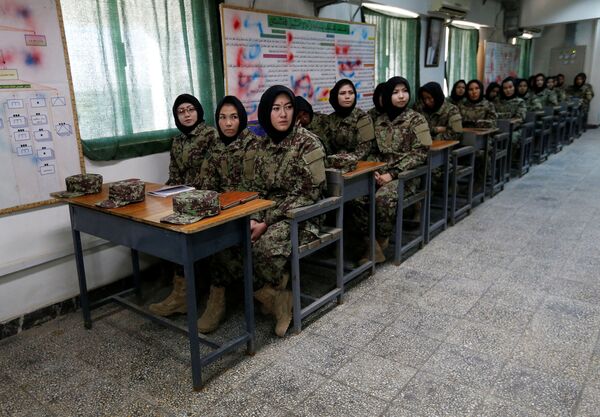 كتيبة النساء التابعة لقوات الجبش الوطني الأفغانية خلال حضورهن لإحدى المحاضرات  في مركز كابول للتدريبات العسكرية، أفغانستان 26 أكتوبر/ تشرين الأول 2016 - سبوتنيك عربي