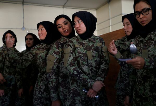 كتيبة النساء التابعة لقوات الجبش الوطني الأفغانية بمركز كابول للتدريبات العسكرية، أفغانستان 26 أكتوبر/ تشرين الأول 2016 - سبوتنيك عربي