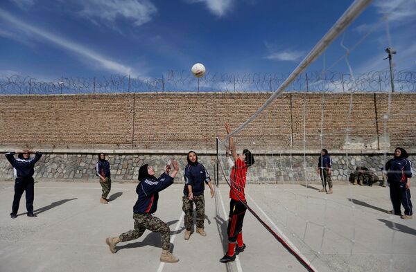كتيبة النساء التابعة لقوات الجبش الوطني الأفغانية - الجنديات تعلبن كرة الطائرة في مركز كابول للتدريبات العسكرية، أفغانستان 23 أكتوبر/ تشرين الأول 2016 - سبوتنيك عربي