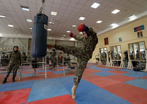 كتيبة النساء التابعة لقوات الجبش الوطني الأفغانية - الجندية فاطمة رزاي، 21 عاماً، خلال التدريبات بمركز كابول للتدريبات العسكرية، أفغانستان 23 أكتوبر/ تشرين الأول 2016 - سبوتنيك عربي