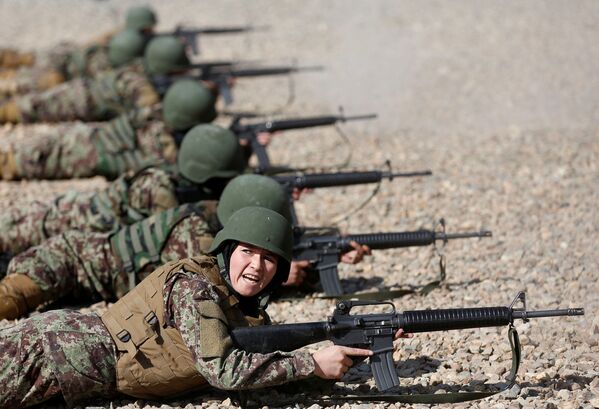 كتيبة النساء التابعة لقوات الجبش الوطني الأفغانية - الجندية صابرة، 23 عاماً، خلال التدريبات بمركز كابول للتدريبات العسكرية، أفغانستان 26 أكتوبر/ تشرين الأول 2016 - سبوتنيك عربي