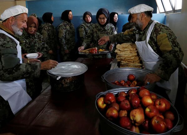 كتيبة النساء التابعة لقوات الجبش الوطني الأفغانية - الجنديات تستعدن لتناول طعام الغذاء في مركز كابول للتدريبات العسكرية، أفغانستان 23 أكتوبر/ تشرين الأول 2016 - سبوتنيك عربي