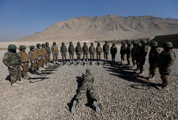 كتيبة النساء التابعة لقوات الجبش الوطني الأفغانية  خلال التدريبات بمركز كابول للتدريبات العسكرية، أفغانستان 26 أكتوبر/ تشرين الأول 2016 - سبوتنيك عربي