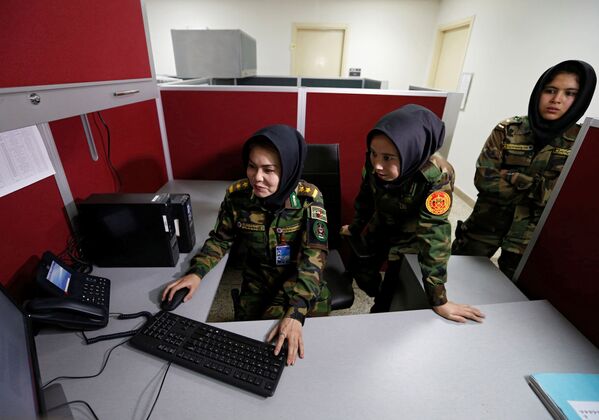 كتيبة النساء التابعة لقوات الجبش الوطني الأفغانية - الجنديات: (يسار الصورة) الملازم الثاني روشان غول، 22 عاماً، (وسط الصورة) الملازم الأول نيلوفار فورتان، 23 عاماً، و (يمين الصورة) الملازم الثاني مرسال أفشار، 22 عاماً،داخل مكتب الموارد البشرية بوزارة الدفاع الأفغانية، أفغانستان 31 أكتوبر/ تشرين الأول 2016 - سبوتنيك عربي