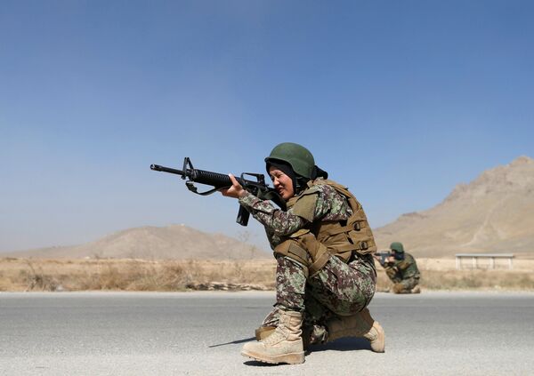 كتيبة النساء التابعة لقوات الجبش الوطني الأفغانية - الجندية زارمينا أحمدي، 22 عاماً، وهي تصوب بندقيتها نحو هدف خلال التدريبات العسكرية في مركز كابول للتدريبات العسكرية، أفغانستان 26 أكتوبر/ تشرين الأول 2016 - سبوتنيك عربي