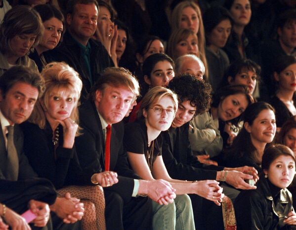المرشح للانتخابات الرئاسية من الحزب الجمهوري دونالد ترامب وزوجته السابقة إيفانا ترامب خلال حضورهما لعرض أزياء مجموعة بيتسي جونسون 1998 في نيويورك، 4 نوفمبر/ تشرين الثاني 1997 - سبوتنيك عربي