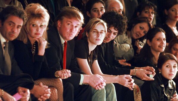 المرشح للانتخابات الرئاسية من الحزب الجمهوري دونالد ترامبوزوجته السابقة إيفانا ترامب خلال حضورهما لعرض أزياء مجموعة بيتسي جونسون 1998 في نيويورك، 4 نوفمبر/ تشرين الثاني 1997 - سبوتنيك عربي