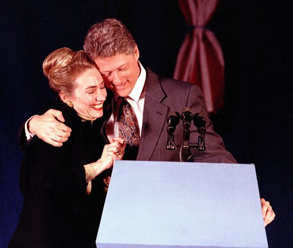 المرشحة للانتخابات الرئاسية الأمريكية من الحزب الديموقراطي هيلاري كلينتون وزوجها بيل كلينتون (عندما كان مرشحا للانتخابات الرئاسية الأمريكية) ميريماك، 18 فبراير/ شباط 1992. - سبوتنيك عربي