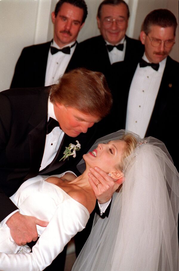 المرشح للانتخابات الرئاسية من الحزب الجمهوري دونالد ترامب يقبّل عروسته مارلا أمام كاميرات الصحافيين بفندق نيويورك بلازا أوتيل، 20 ديسمبر/ كانون الأول 1992 - سبوتنيك عربي