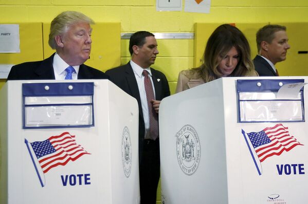 المرشح الجمهوري دونالد ترامب وزوجته ميلانيا ترامب خلال مشاركتهما في التصويت في الانتخابات الرئاسية في نيويورك، 8 نوفمبر/ تشرين الأول 2016. - سبوتنيك عربي