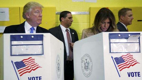 المرشح الجمهوري دونالد ترامب وزوجته ميلانا ترامب خلال مشاركتهما في التصويت في الانتخابات الرئاسية في نيويورك، 8 نوفمبر/ تشرين الأول 2016. - سبوتنيك عربي