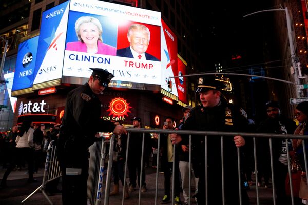 الشرطة الأمريكية تضع الحاجز حول المتابعين لنتائج التصويت في الانتخابات الأمريكية في ساحة تايمس سكوير  في نيويورك، 8 نوفمبر/ تشرين الأول 2016. - سبوتنيك عربي